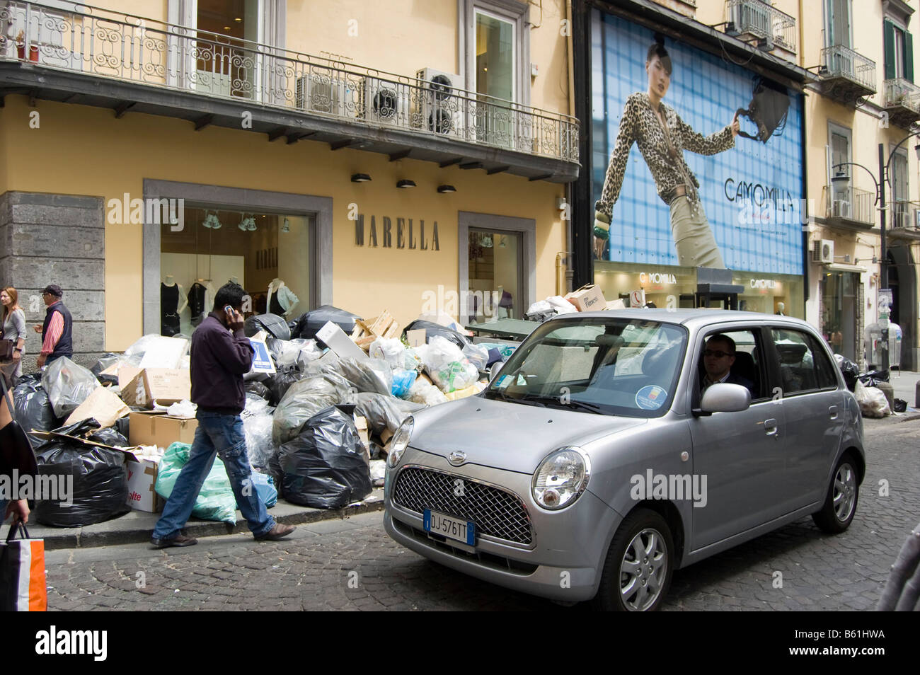 Des monticules de déchets domestiques la collecte dans les rues de Naples, Campanie, Italie, Europe Banque D'Images