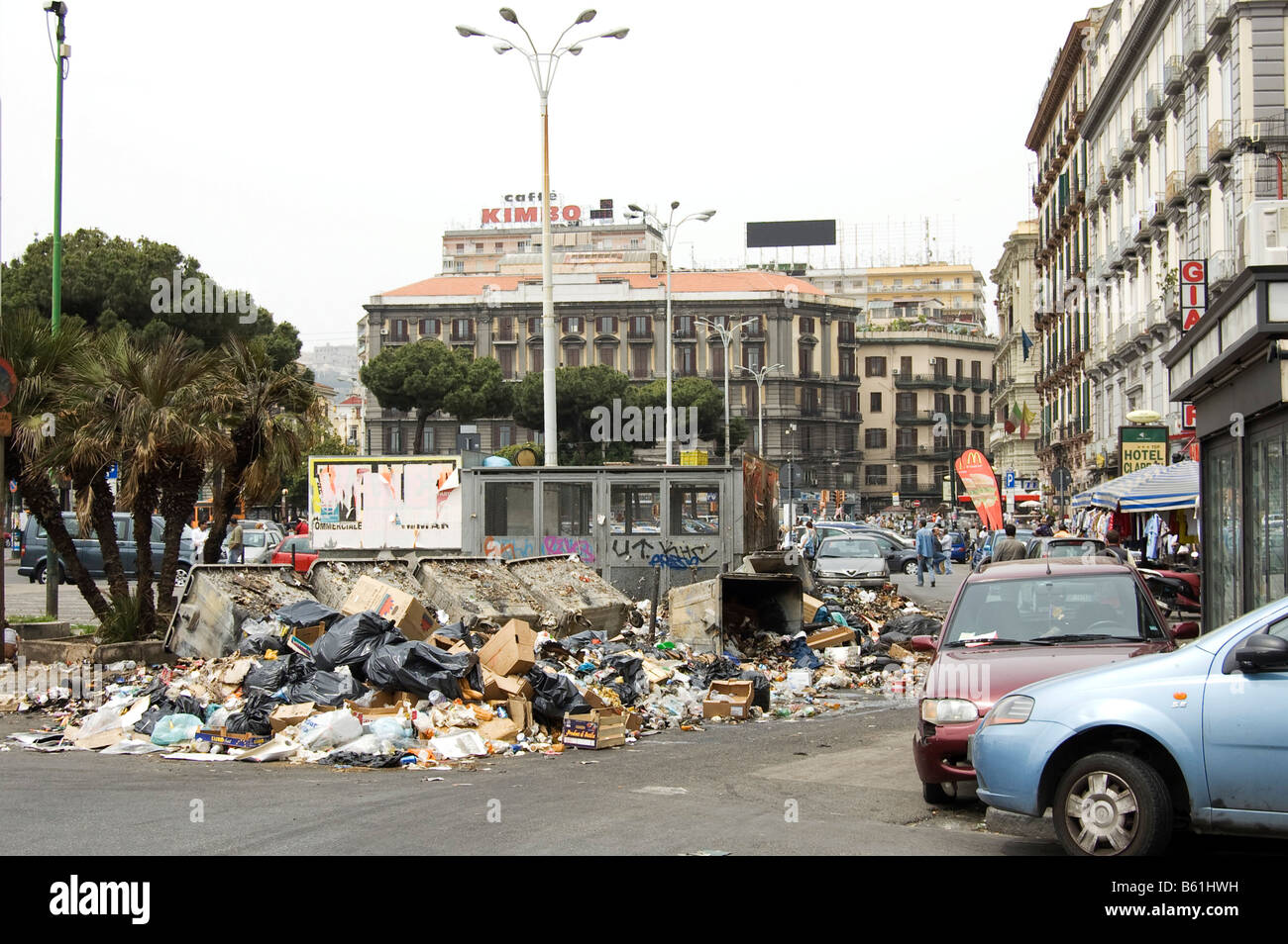 Des monticules de déchets domestiques la collecte dans les rues de Naples, Campanie, Italie, Europe Banque D'Images