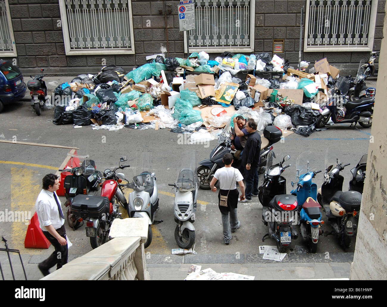 Des monticules de déchets domestiques la collecte dans les rues de Naples, Campanie, Italie, Europe Banque D'Images