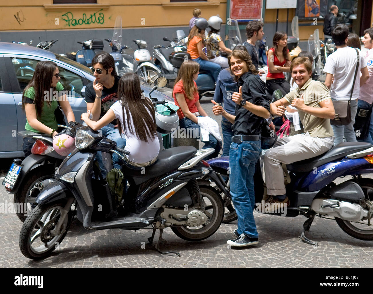 Les jeunes sur les cyclomoteurs et scooters, Naples, Campanie, Italie,  Europe Photo Stock - Alamy
