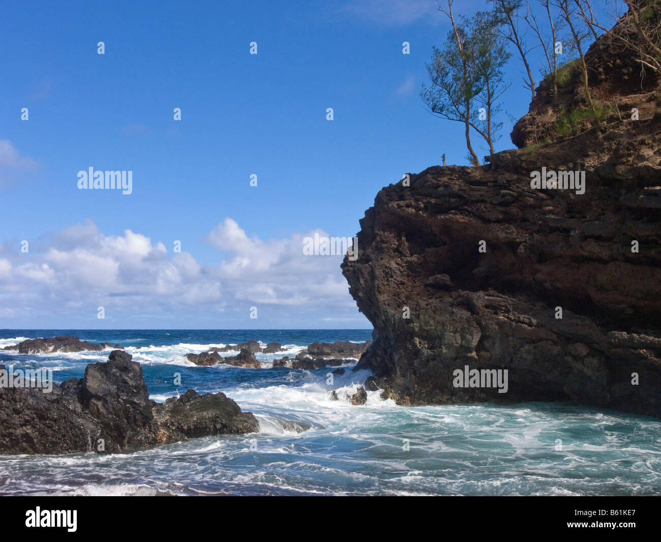 Kaihalulu, plage de sable rouge, Hana, Maui, Hawaii. Banque D'Images