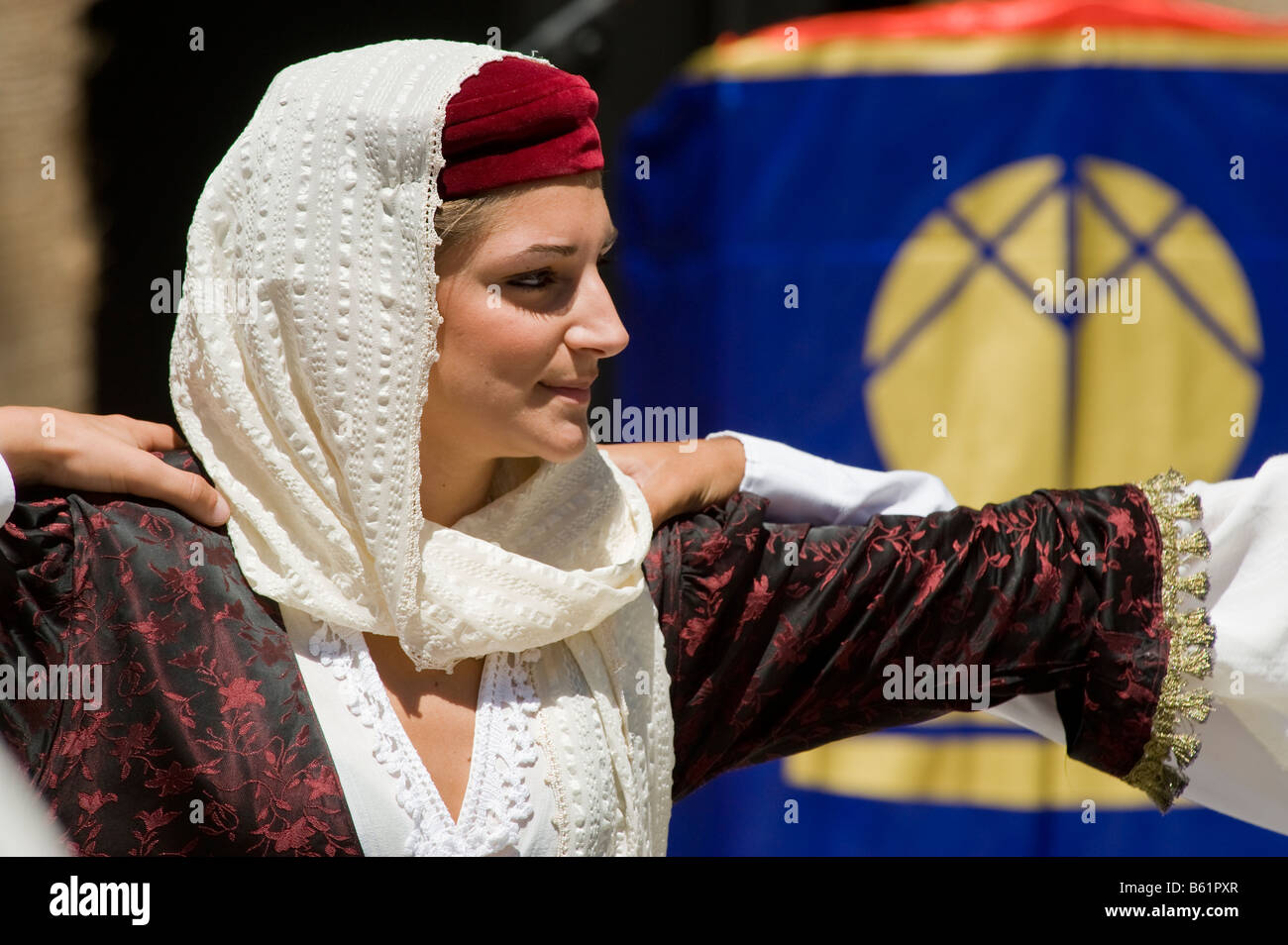 Femme dansant une danse traditionnelle en costume traditionnel. Banque D'Images