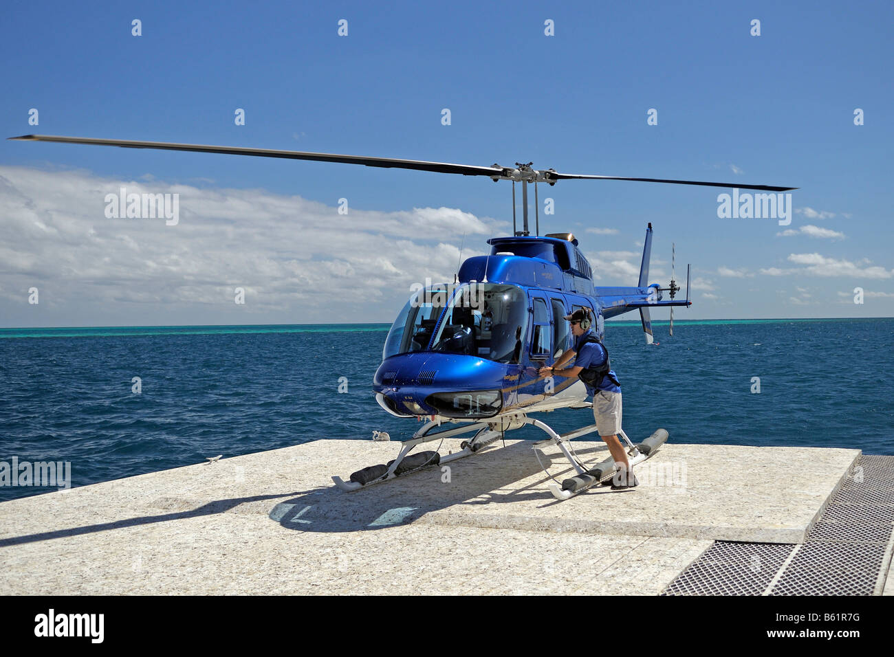 Sur les vols touristiques en hélicoptère pour un ponton dans la Grande Barrière de Corail, Australie Banque D'Images