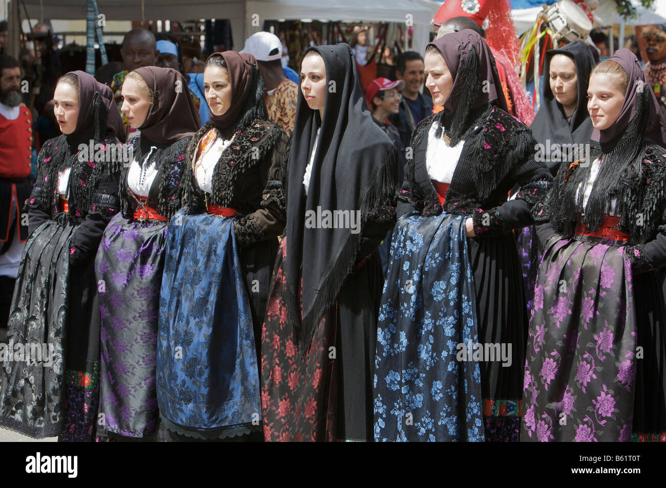Les jeunes femmes portant des costumes traditionnels à Cavalcata Sarda Festival à Sassari, Sardaigne, Italie, Europe Banque D'Images
