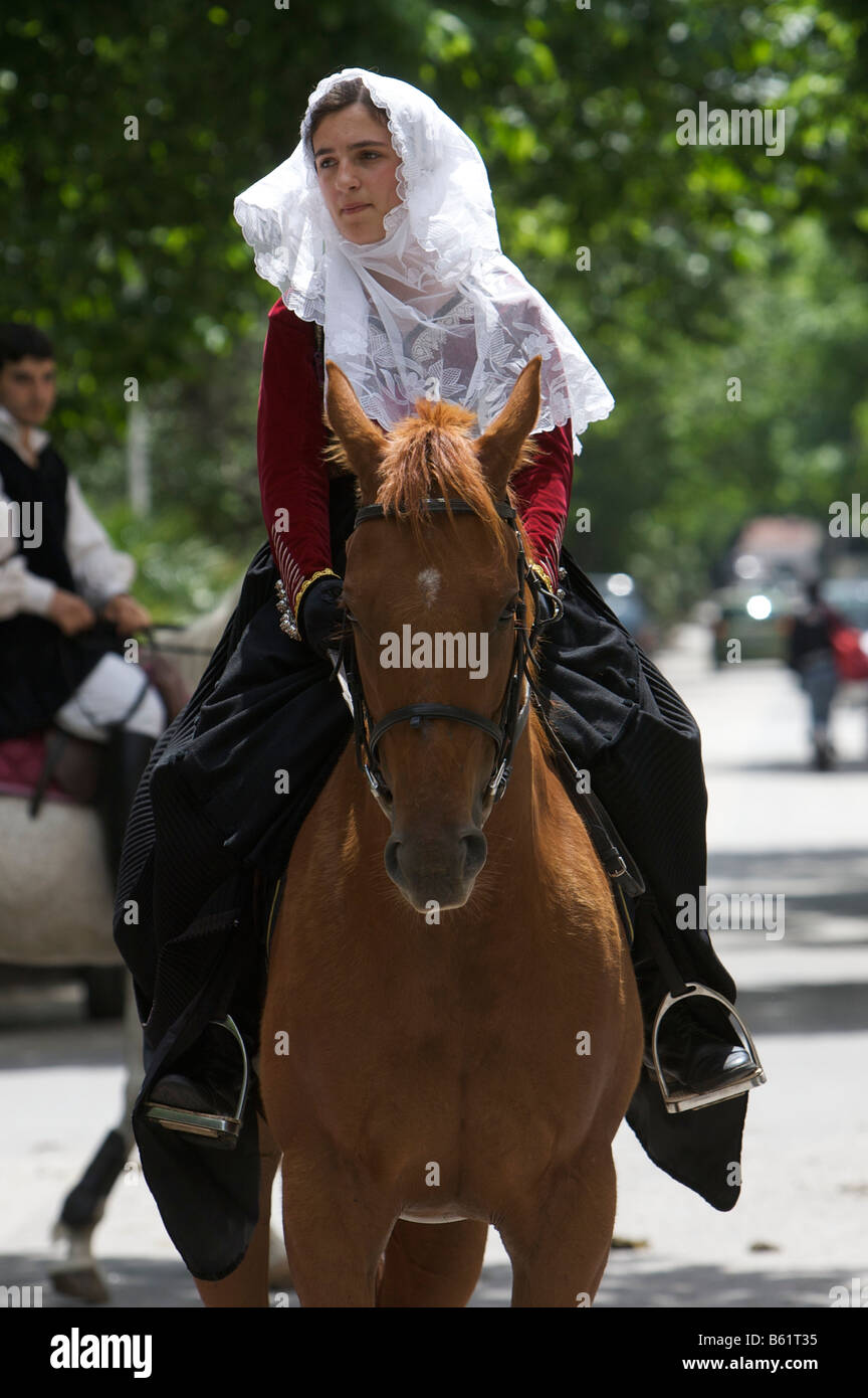 Jeune femme montant un cheval portant un costume traditionnel défilé à la Cavalcata Sarda à Sassari, Sardaigne, Italie, Europe Banque D'Images