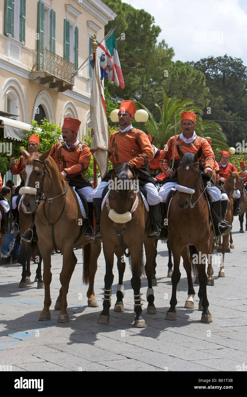 Cavaliers portant des costumes traditionnels à la Cavalcata Sarda parade à Sassari, Sardaigne, Italie, Europe Banque D'Images