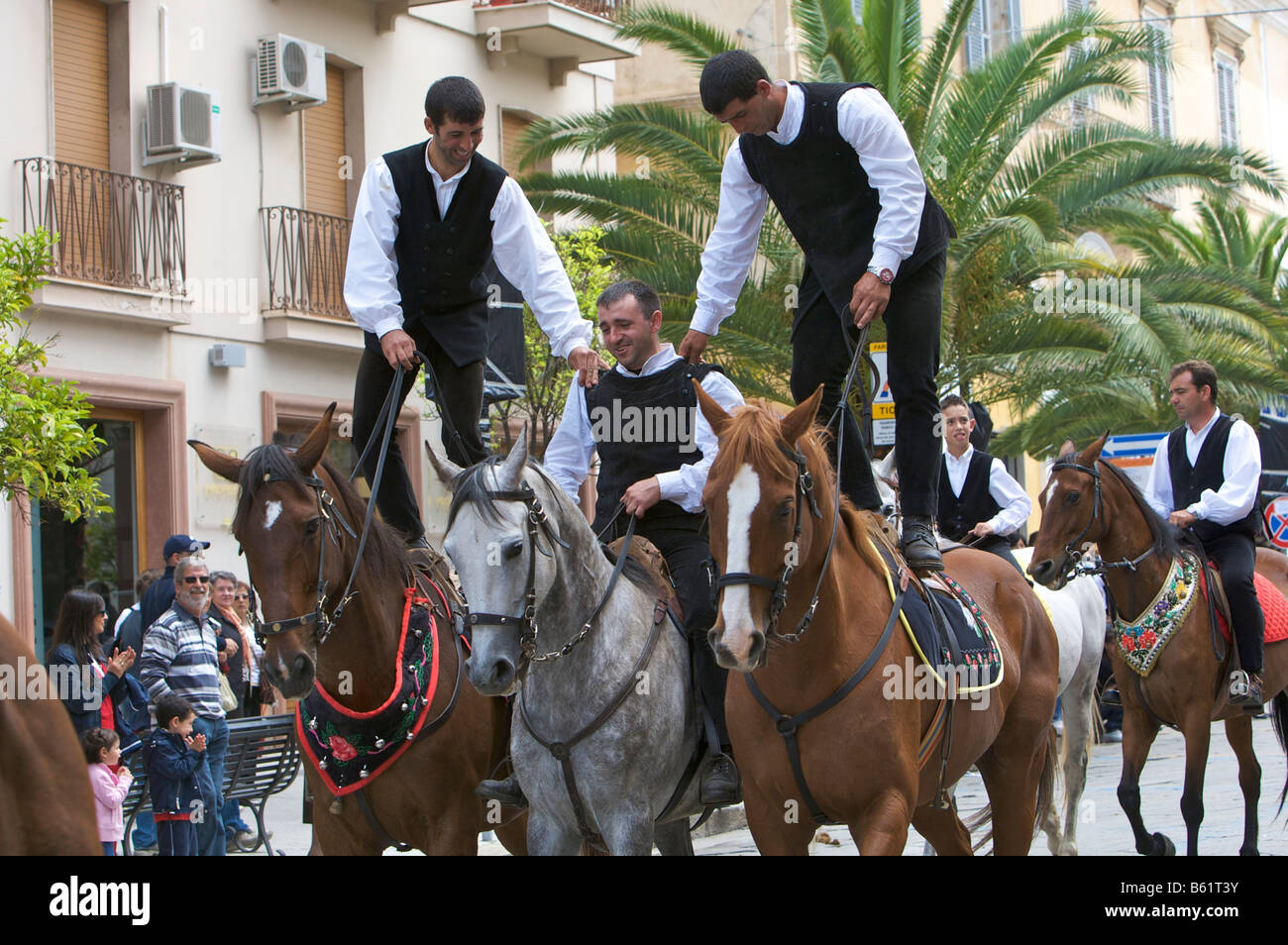 Les hommes de l'équitation tout en portant des costumes traditionnels à la Cavalcata Sarda parade à Sassari, Sardaigne, Italie, Europe Banque D'Images