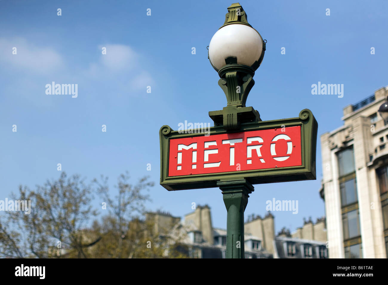 Un signe de l'art nouveau marque une station de métro de Paris Banque D'Images