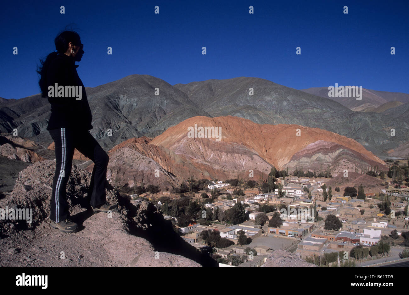 Touriste regardant la vue sur le village de Purmamarca et la colline des sept couleurs, Quebrada de Humahuaca, province de Jujuy, Argentine Banque D'Images