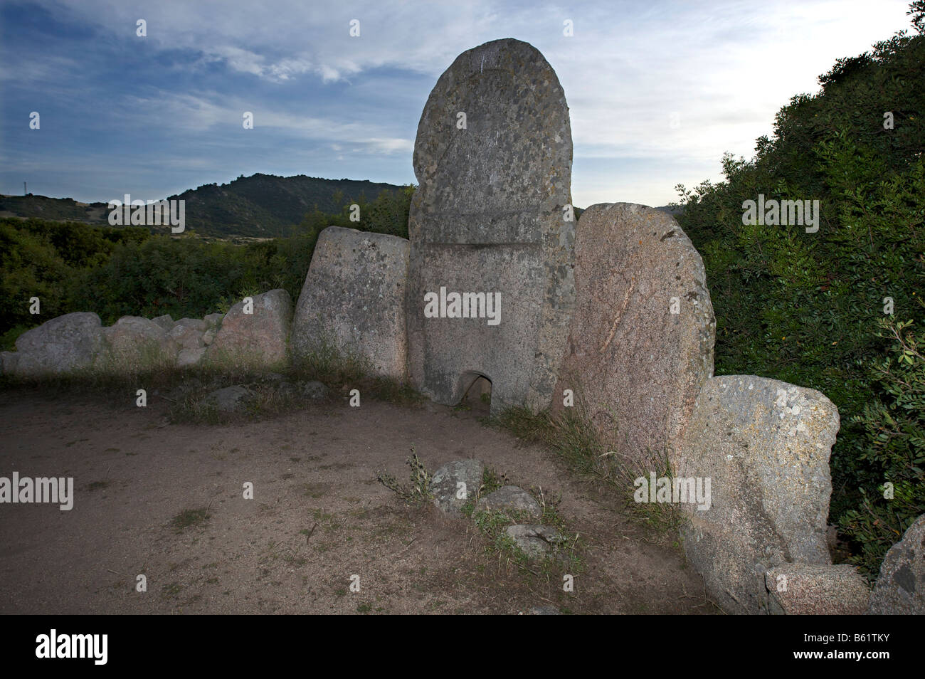 Face à la stèle portail, tombe du géant, Sa Ena e' Thomes, près de Dorgali, Sardaigne, Italie, Europe Banque D'Images