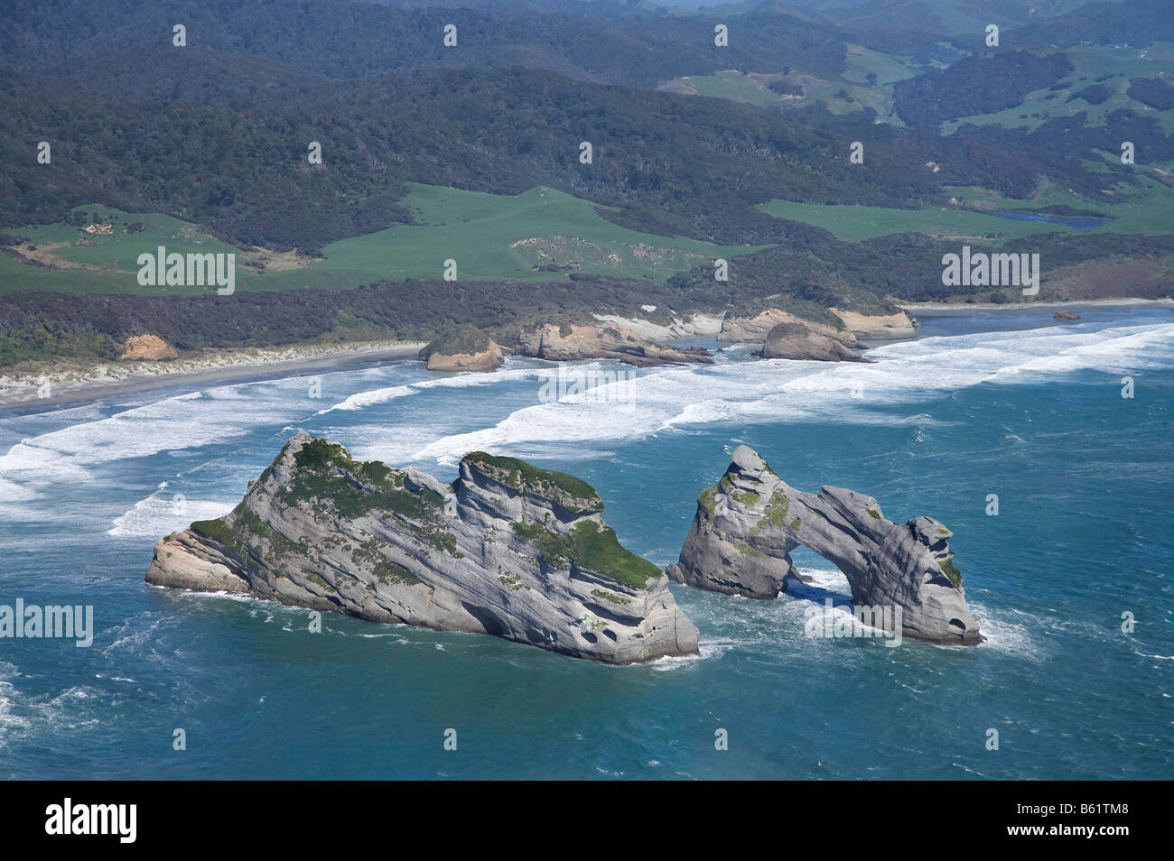 Wharariki Beach Îles Archway au sud du cap Farewell NW Nelson Region ile sud Nouvelle Zelande aerial Banque D'Images