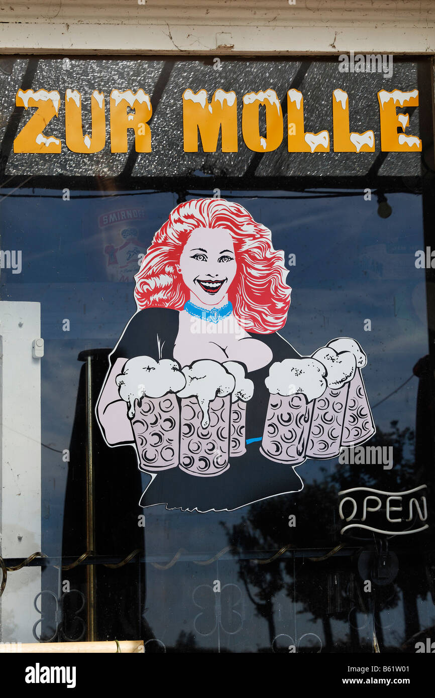 Grand-breasted noodles cruches de bière, appelée figure sur une vitre, ostalgie Zur taverne Molle, Seebad Bansin, Usedom Isla Banque D'Images