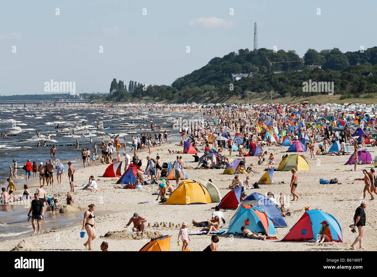 Plage de la mer Baltique en été, beaucoup de gens, le vent-protection tentes, Bansin resort, l'île d'Usedom, Mecklembourg-Poméranie-Occidentale, Banque D'Images