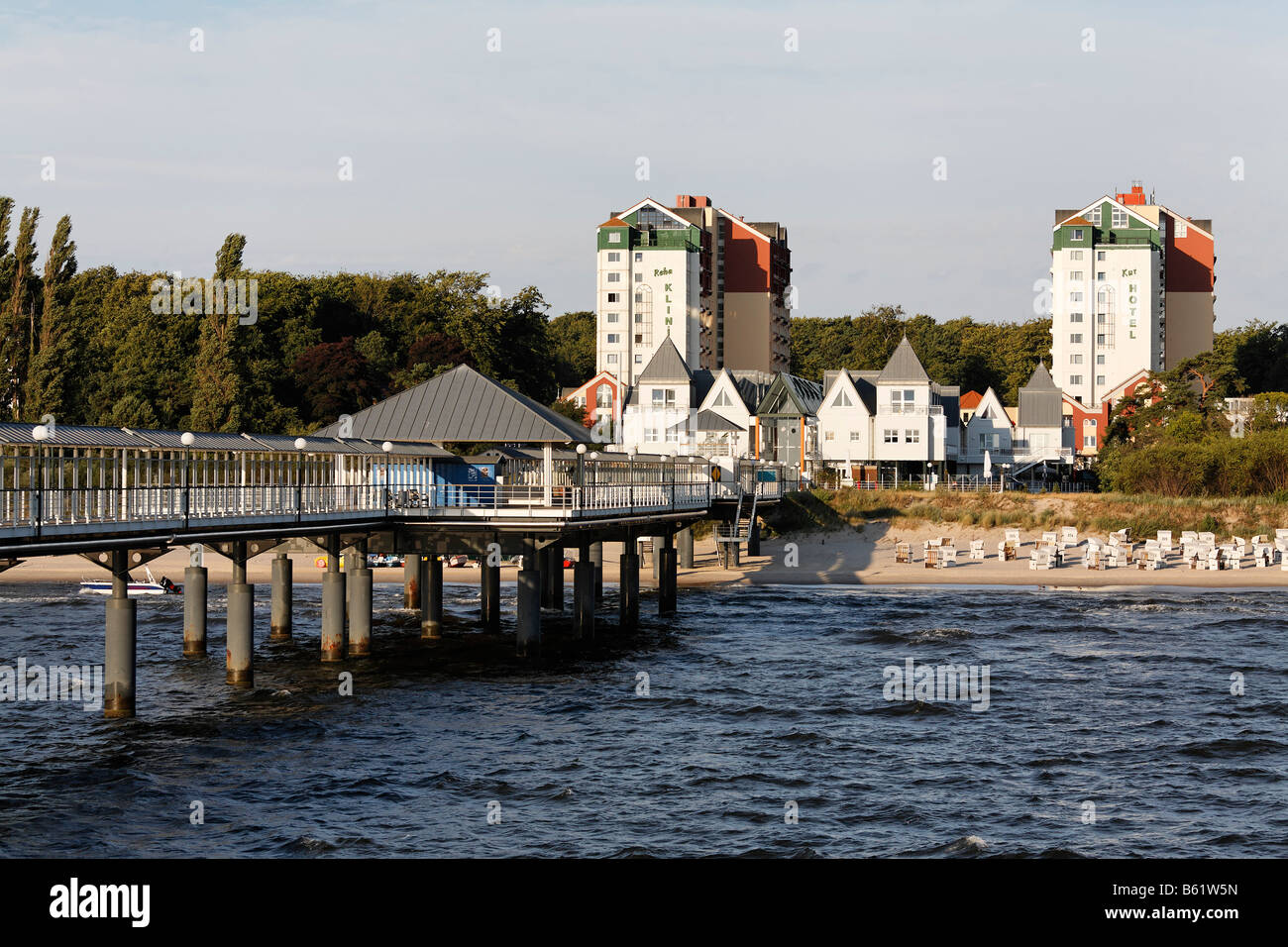Tour de blocs modernes par le quai, station balnéaire de Heringsdorf, Usedom Island, mer Baltique, Mecklembourg-Poméranie-Occidentale, Allemagne, Banque D'Images