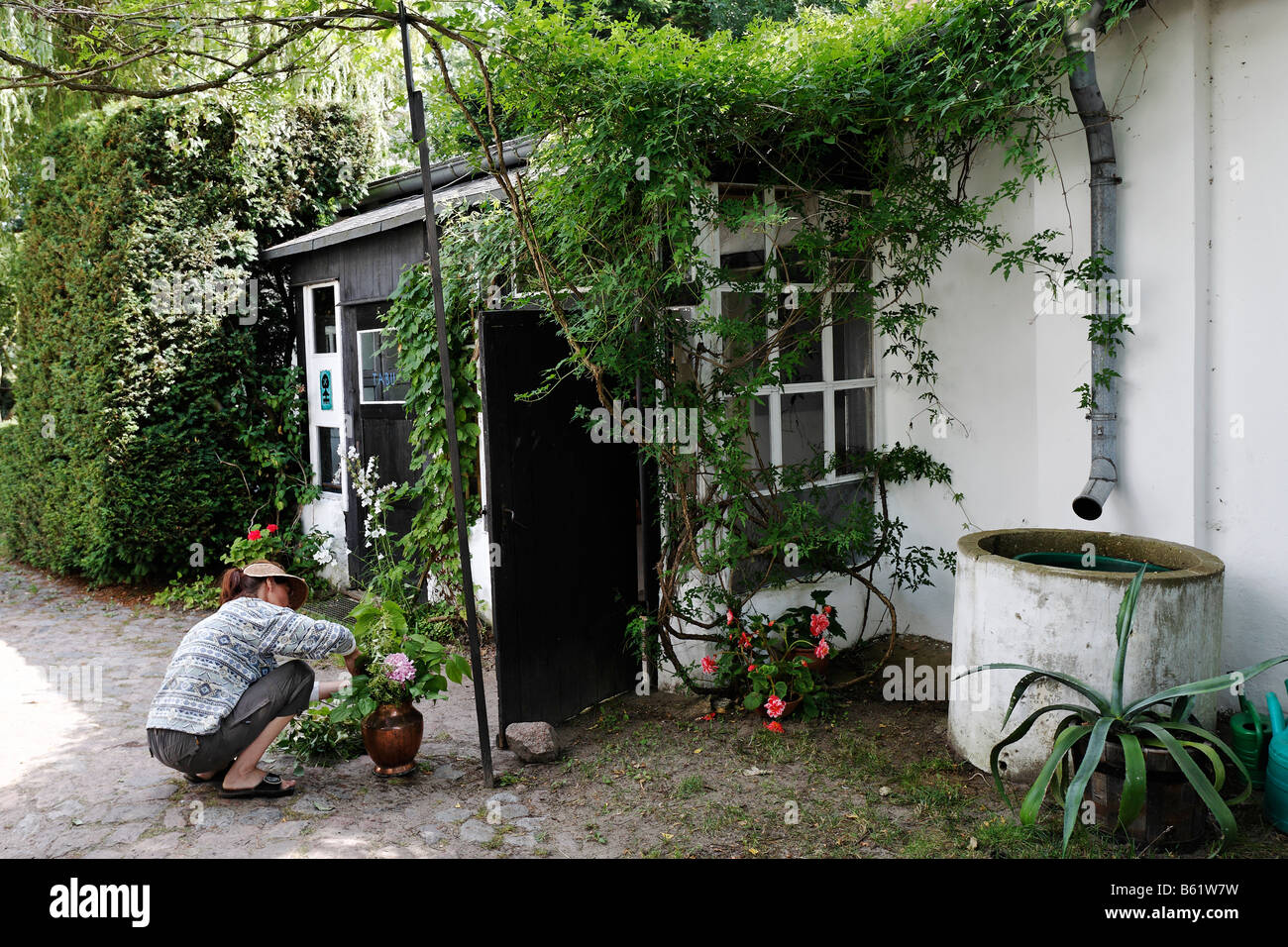 Entrée du jardin romantique à l'atelier de l'Otto-Niemeier-Holstein, femme de placer un bouquet de fleurs, Memorial et musée, lire Banque D'Images