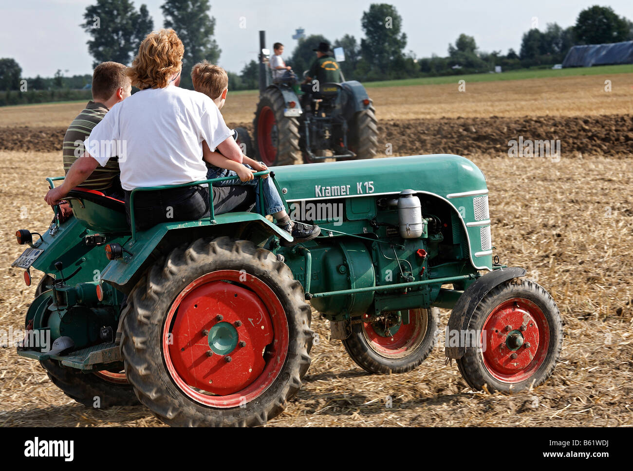 Les jeunes sur un tracteur vintage, Kramer K 15, Treckerfreunde Angermunder Erntefest, Düsseldorf, Rhénanie du Nord-Westphalie, Germ Banque D'Images