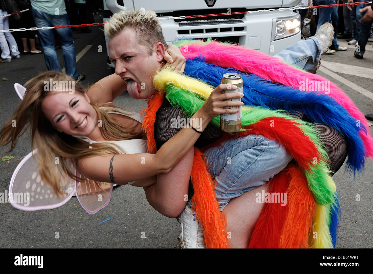 Raver tirant une face et en saisissant une femme riant raveur, Loveparade 2008, Dortmund, Ruhr, Rhénanie du Nord-Westphalie Banque D'Images