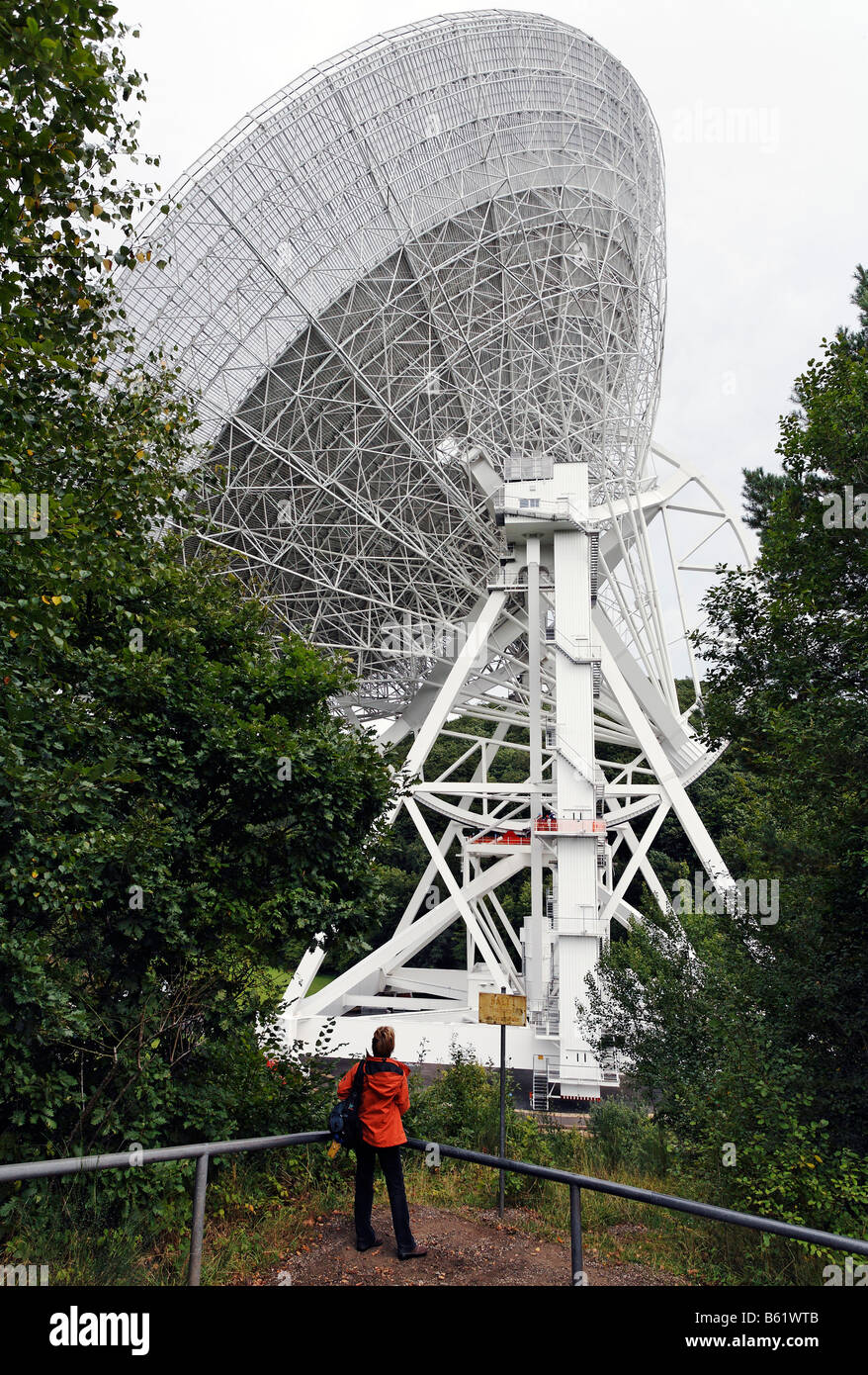 Radio Telescope, personne à l'avant-plan, Max-Planck-Institute for radio astronomy, Mauvais Muenstereifel-Effelsberg, Eifel, au nord Banque D'Images