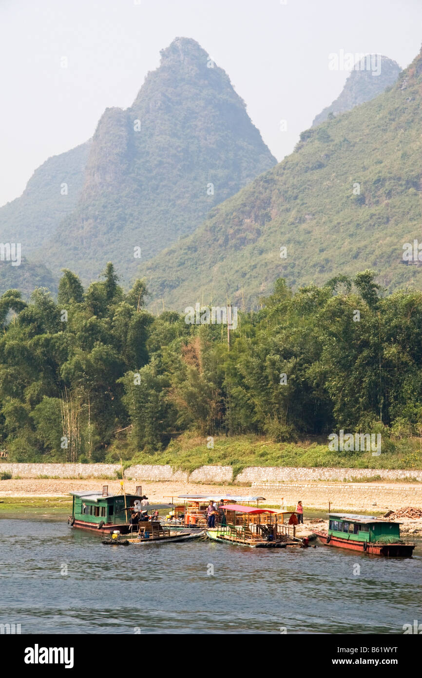 Des radeaux de bambou sur la rivière Li Yangshuo Guilin Chine Guangxi Banque D'Images