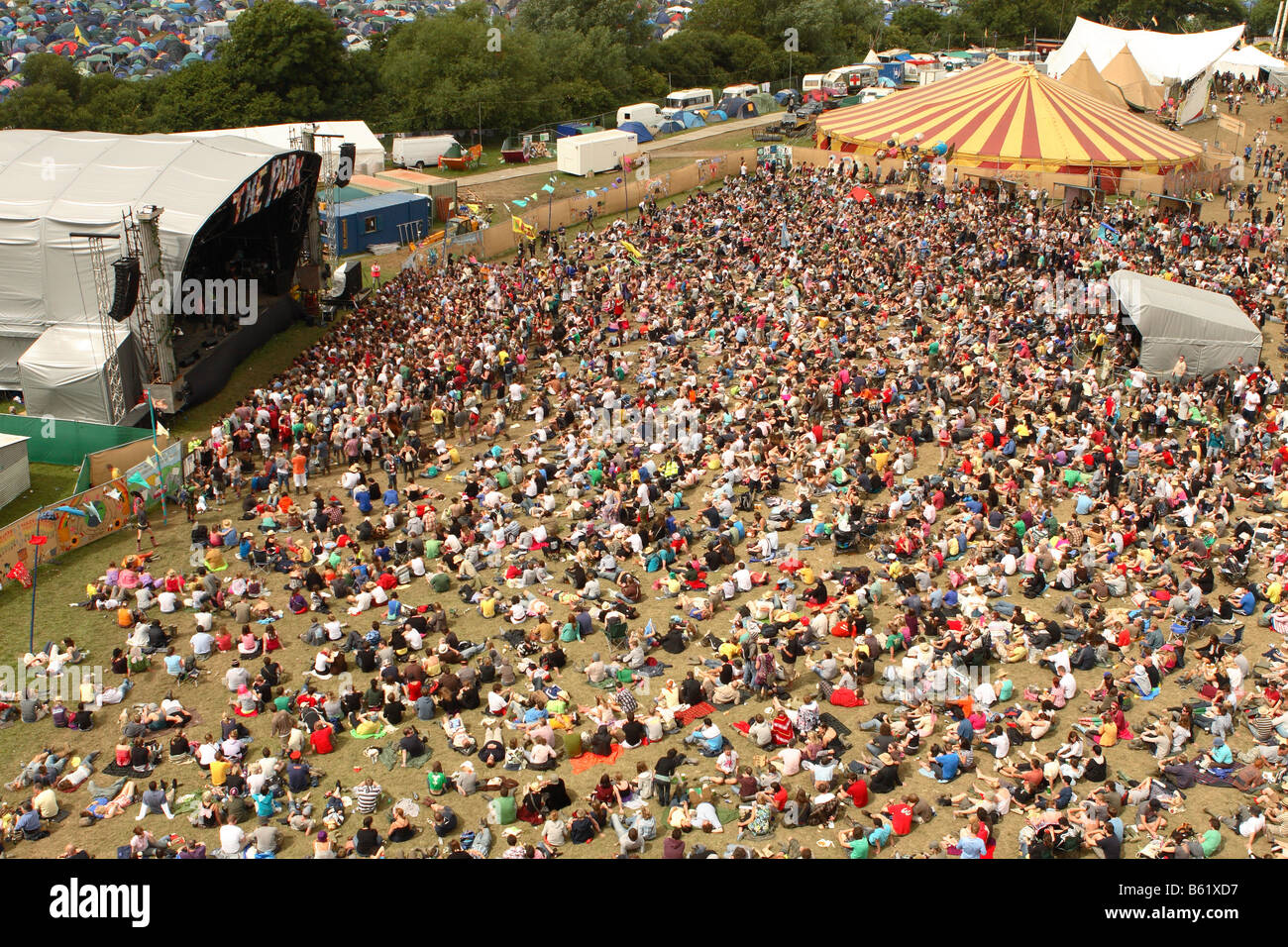 Festival de Glastonbury Vue aérienne de la scène et l'auditoire pop fans foule dans le parc de juin 2008 site du festival en plein air Banque D'Images