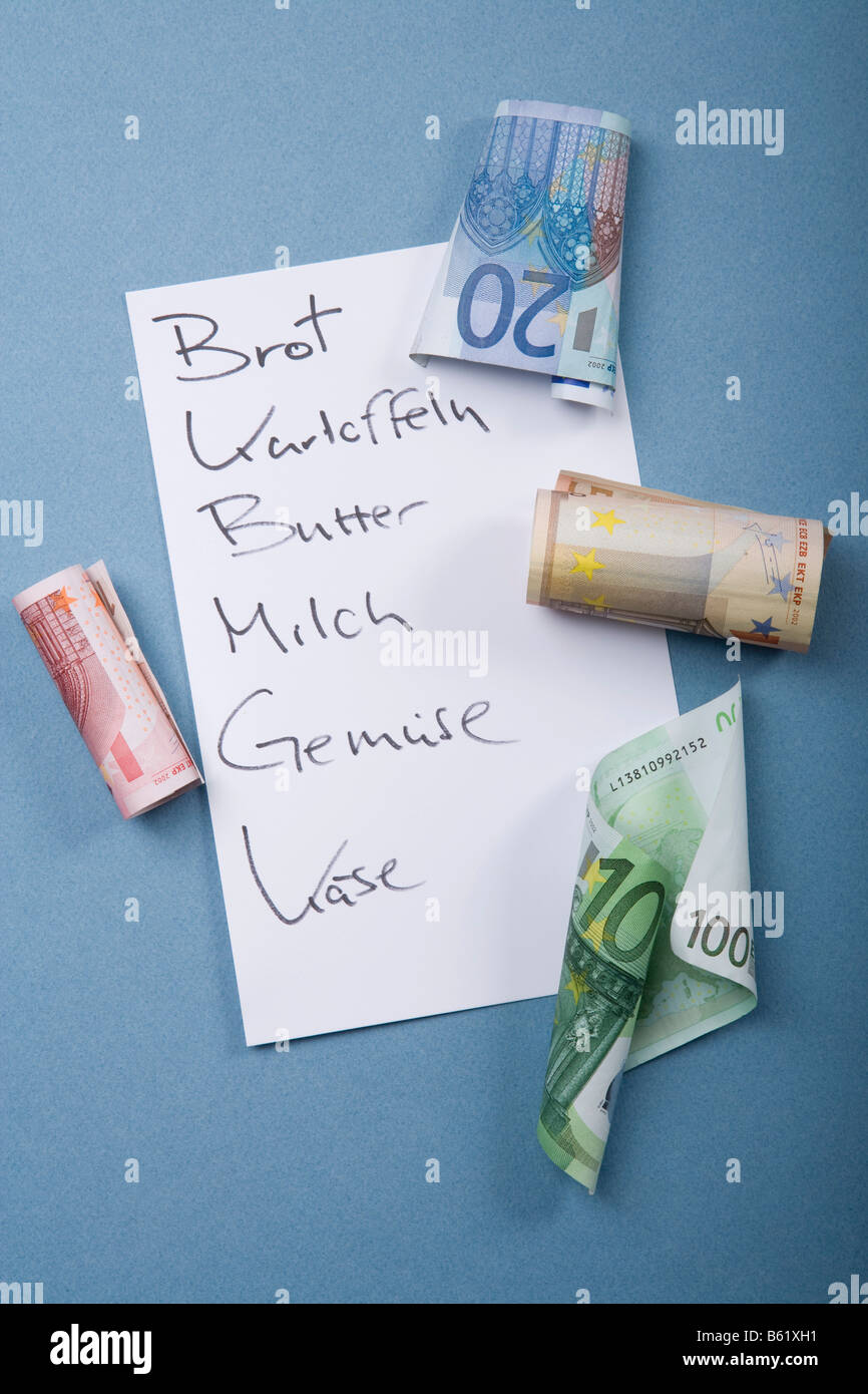 Billets de banque autour d'une liste d'achats Banque D'Images