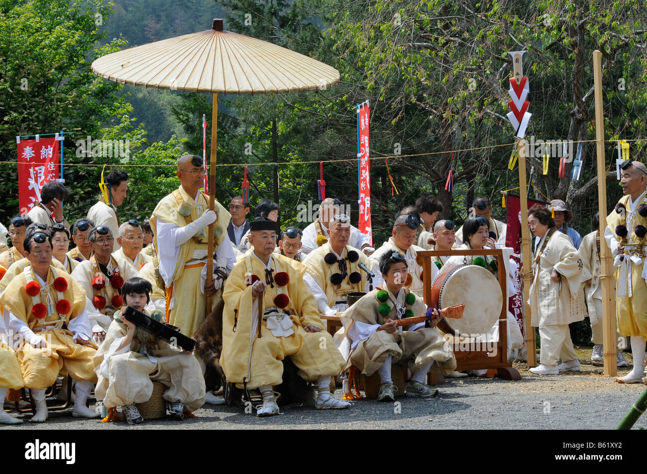 Le maître de cérémonie et le grand prêtre prend sa place à la cheminée, Kyoto, Japon, Asie Banque D'Images