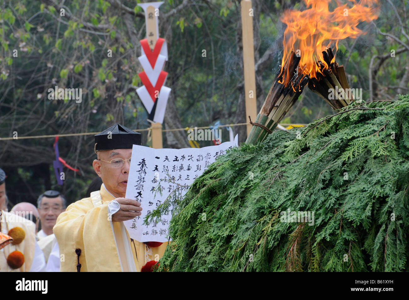 Un maître de cérémonie Yamabushi prêche en face de l'incendie et le monticule prêt allumé des torches, Kyoto, Japon, Asie Banque D'Images