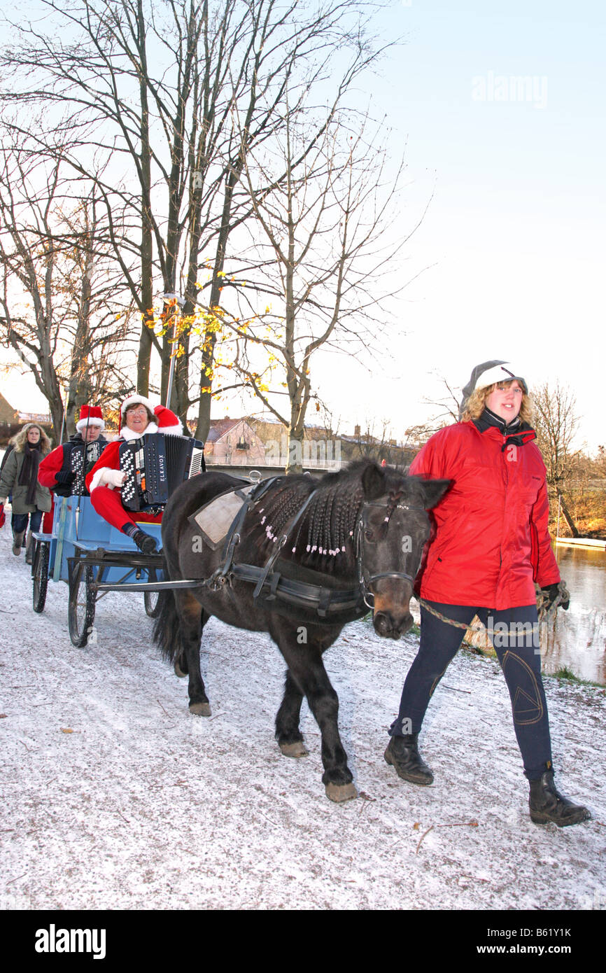 Parade du Père Noël avec chariot à cheval célébration de Noël traditionnel suédois Photo Stock 