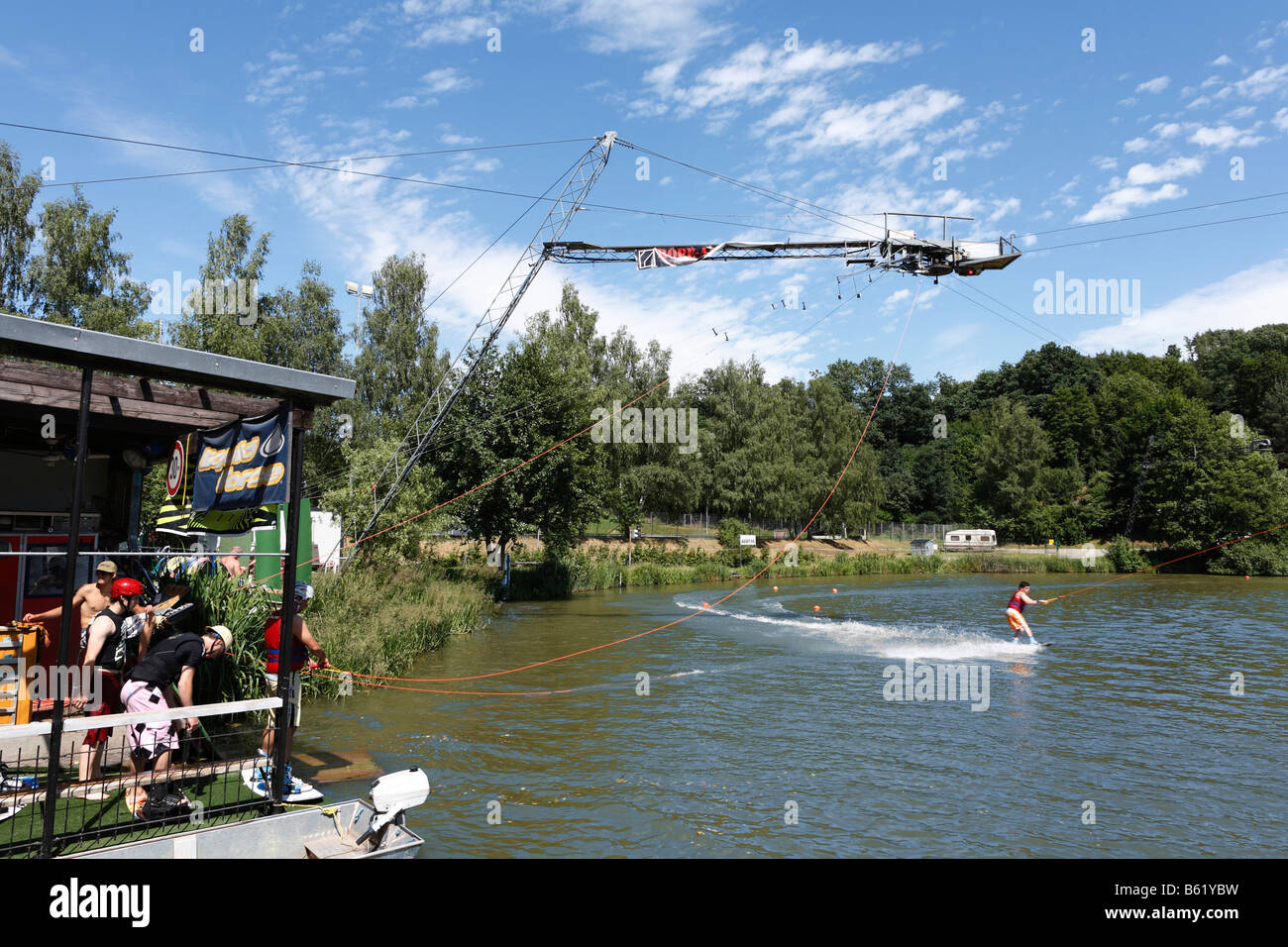 L'eau, l'installation du câble de ski dans Skinautika Thulba, Oberthulba, Rhoen, Basse Franconie, Bavière, Allemagne, Europe Banque D'Images