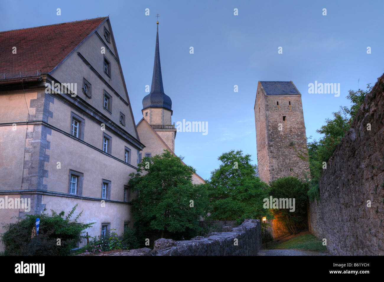 Guild Hall, Église Paroissiale et mur de la ville de Fladungen, Rhoen, Basse Franconie, Bavière, Allemagne, Europe Banque D'Images
