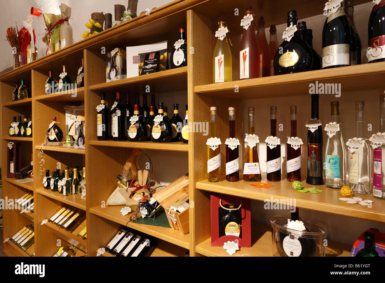 Les bouteilles de vin dans un magasin de vin, cave du vigneron dans Rote Château, Hammelburg, Rhoen Montagnes, Basse Franconie, Bavière, Banque D'Images