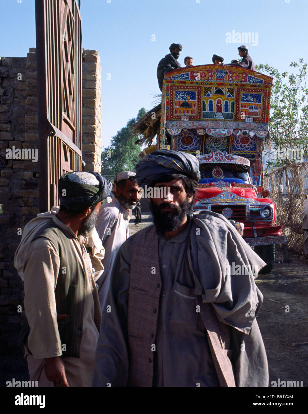 Les réfugiés afghans dans le nord du Pakistan de Chaman de retour à la maison en autobus peint après 2 ans Banque D'Images