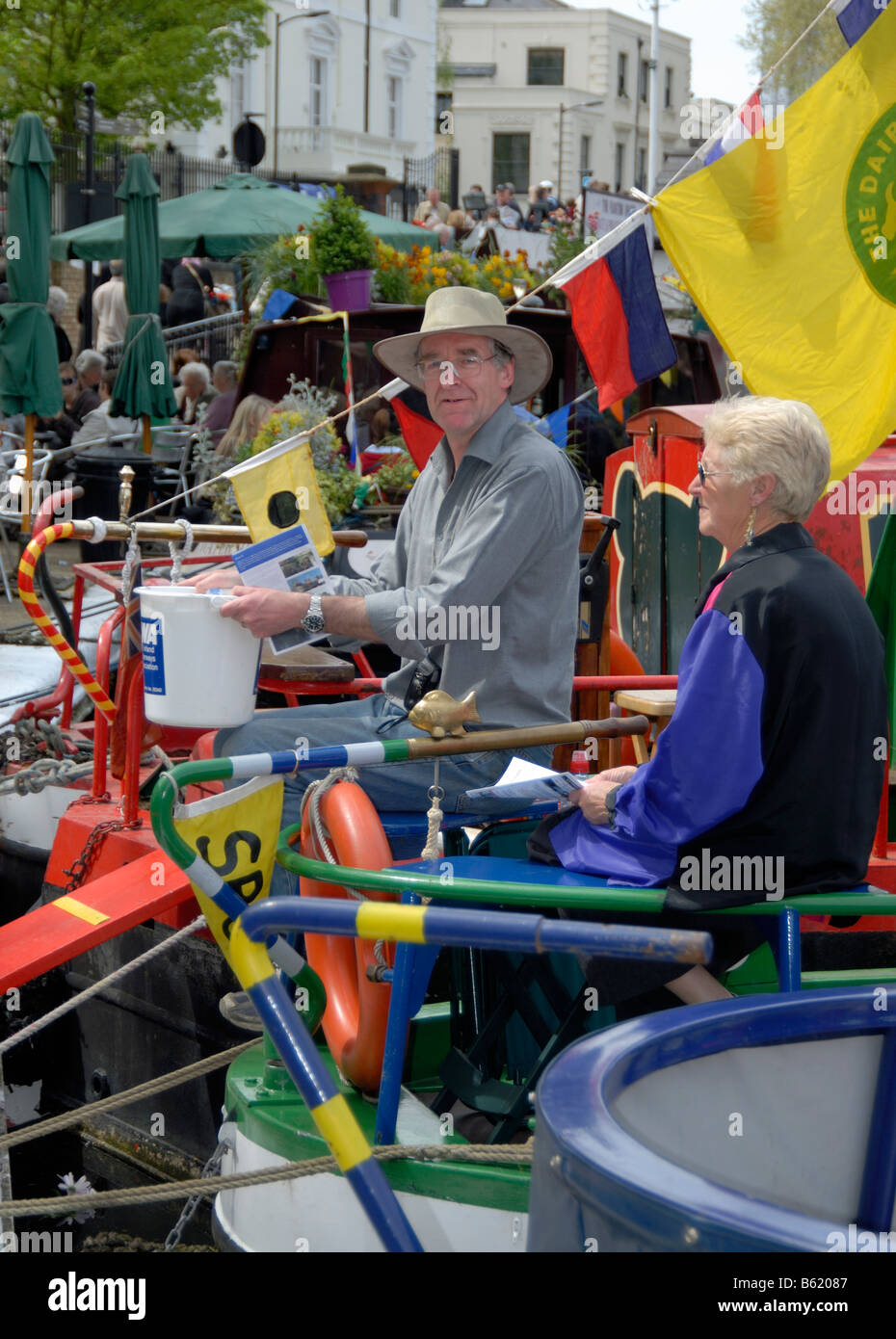 Deux narrowboaters la collecte de dons pour l'Association de la navigation intérieure, Canalway Cavalcade, Petite Venise, Londres Banque D'Images