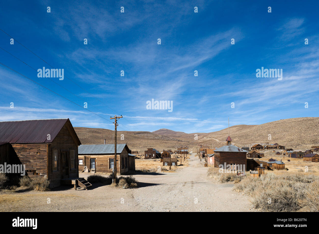 Dans la rue verte 19thC gold mining ville fantôme de Bodie, près de Bridgeport, la Sierra Nevada, en Californie, USA Banque D'Images