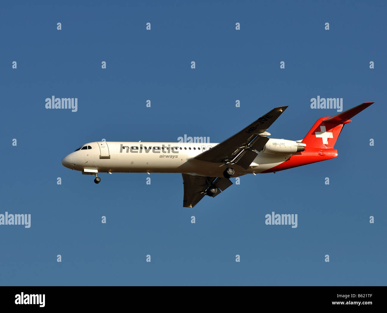 Helvetic Airways avion Fokker 100 près de l'Aéroport International de Birmingham England UK Banque D'Images