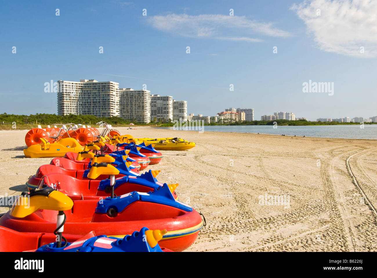 Plage de la queue du tigre Marco Island Floride bateaux rouges aux couleurs vives des tours d'immeubles en copropriété dans l'arrière-plan Banque D'Images