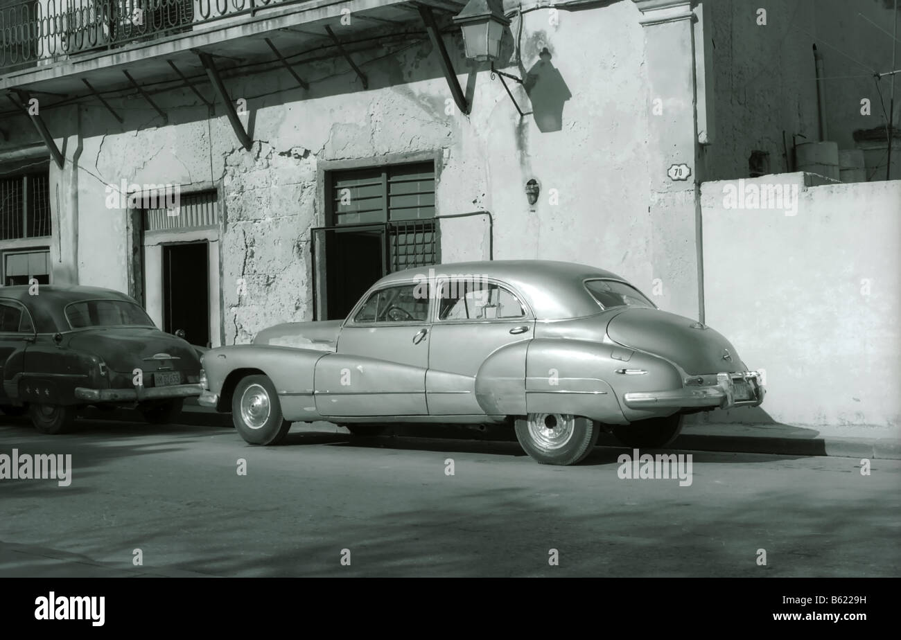 Old American vintage car dans une rue de La Havane Cuba Banque D'Images