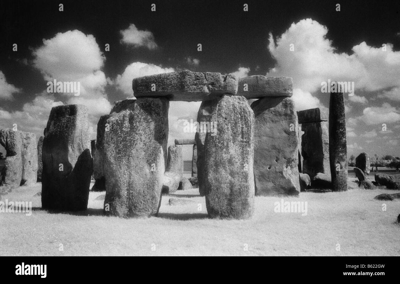 Le cercle de pierres de Stonehenge, Wiltshire, Angleterre, l'infrarouge noir et blanc Banque D'Images