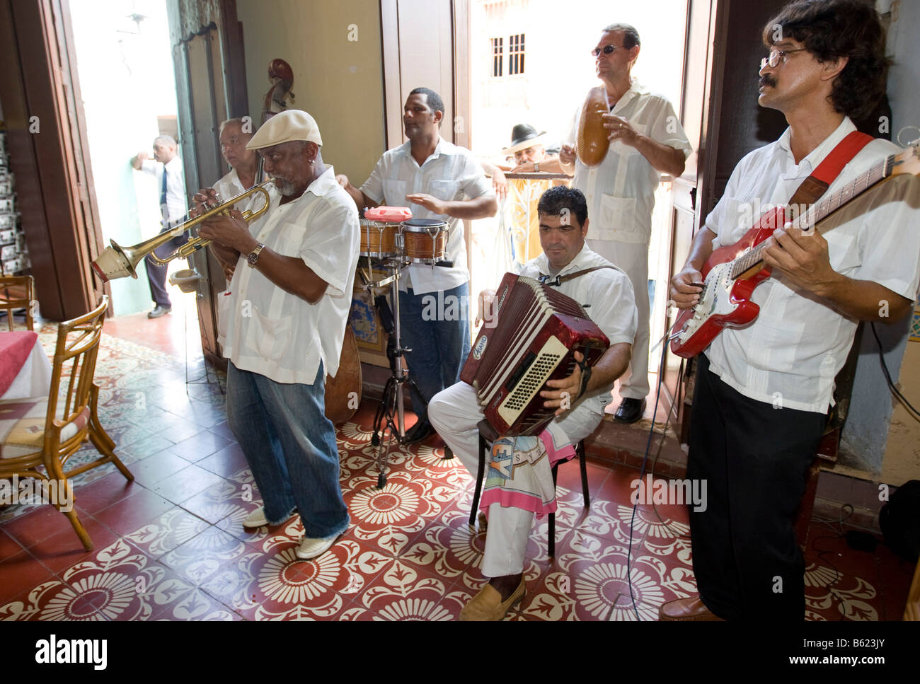 Les musiciens de jazz cubain jouant dans un restaurant, Plaza Mayor, Trinidad, Sancti-Spíritus province, Cuba, l'Amérique latine Banque D'Images
