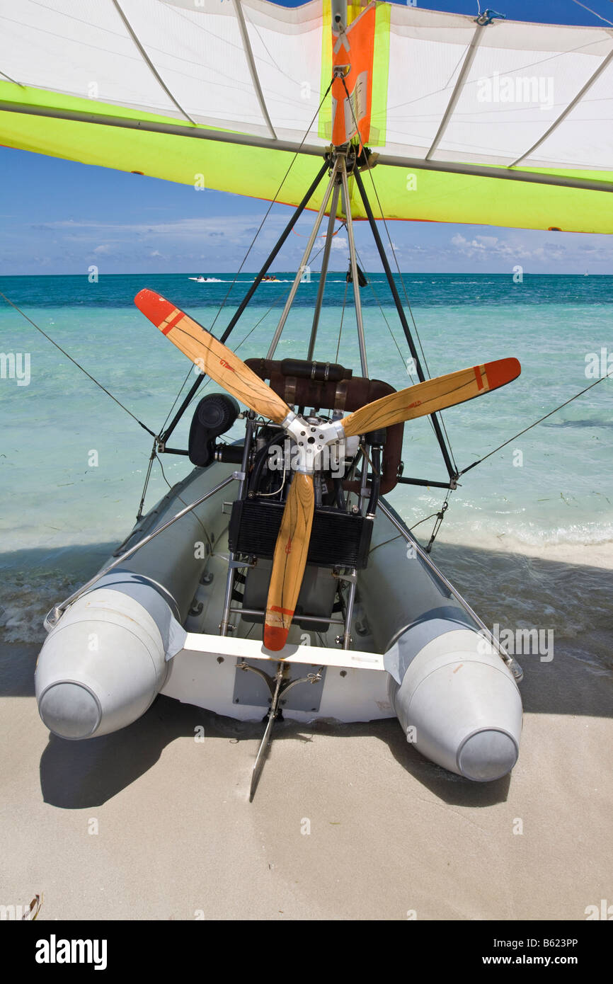 D'un moteur de deltaplane motorisé, UL-Trike, avion ultra léger avec un  canot, Varadero, Cuba, Caraïbes, Amérique centrale Photo Stock - Alamy