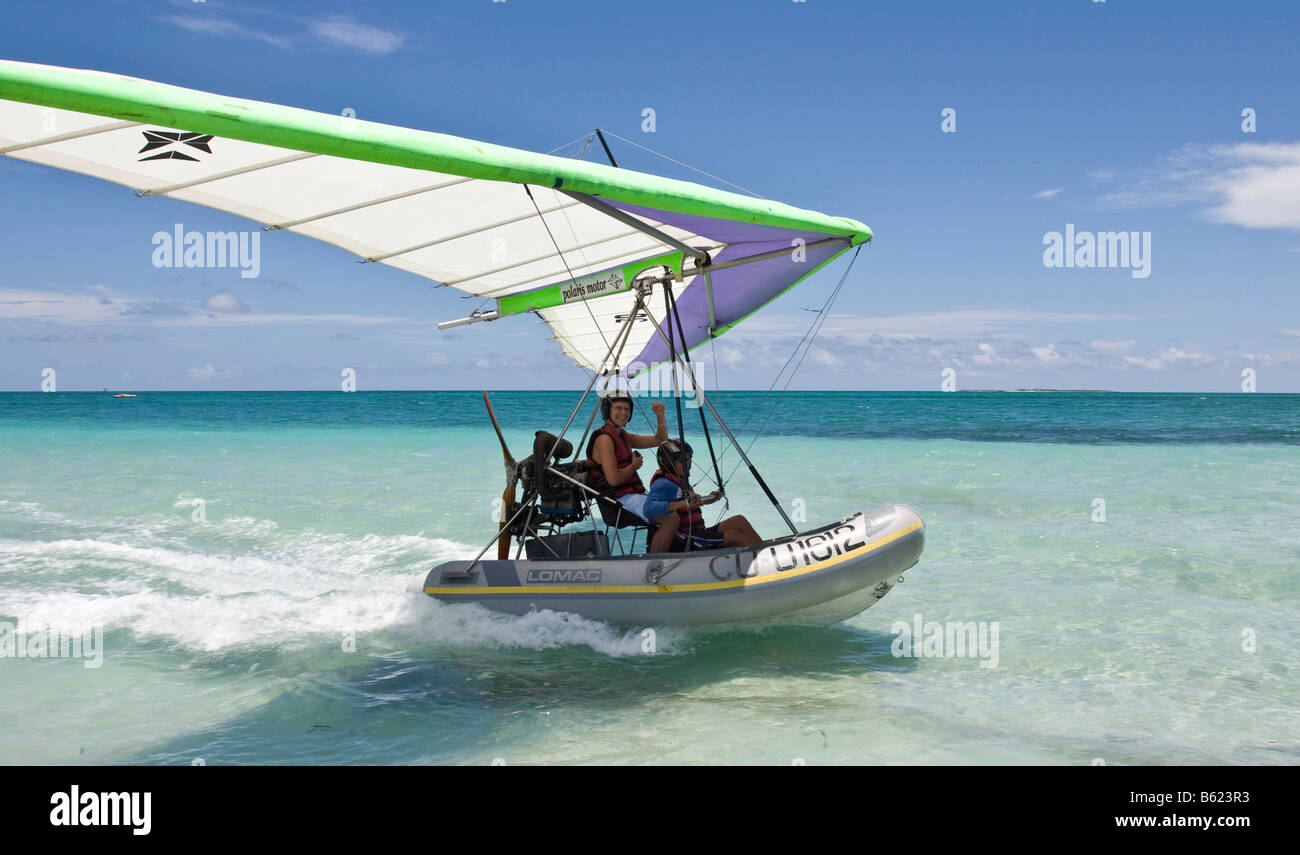 Deltaplane motorisé à l'atterrissage sur la mer, UL-Trike, avion ultra léger  avec un canot, Varadero, Cuba, Caraïbes, une centrale Photo Stock - Alamy