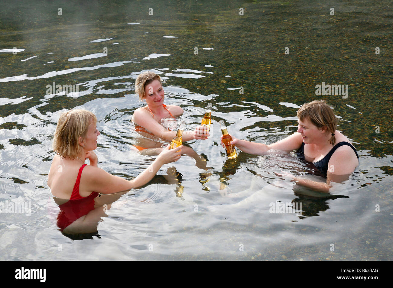 Trois femmes islandaises avec de la bière dans le printemps chaud, piscine chaude, Landmannalaugar, Islande, Europe Banque D'Images