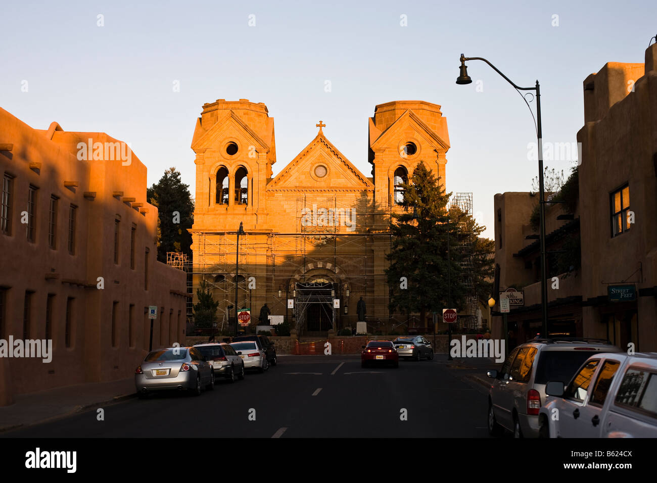 Basilique Cathédrale de Saint François d'assise au coucher du soleil, Santa Fe, New Mexico, USA Banque D'Images