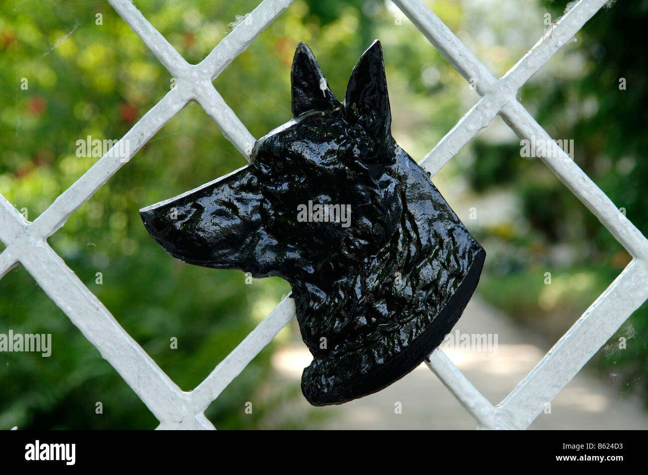 Figurine d'un chien comme un panneau d'avertissement placé sur une porte de jardin, de Berlin-Wannsee, Germany, Europe Banque D'Images