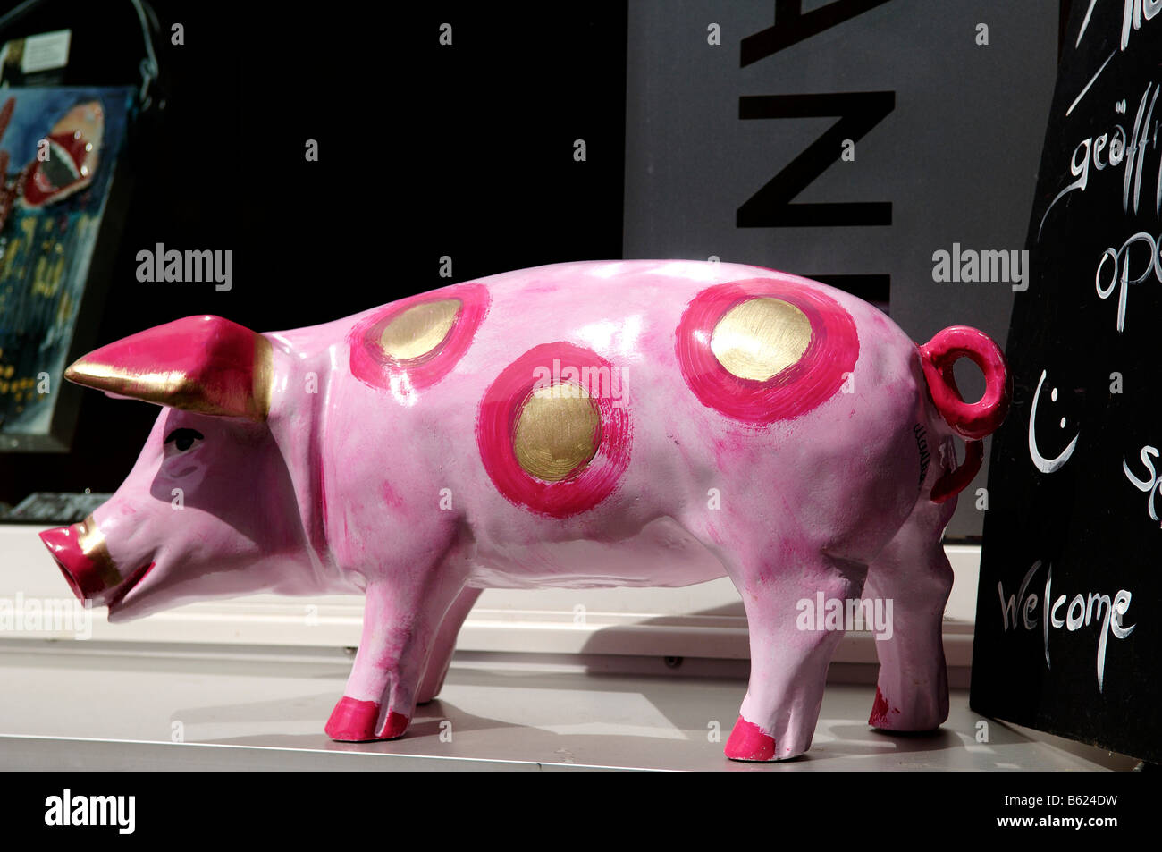 Figurine cochon peint décoratif placé devant un magasin, Nuremberg, Middle Franconia, Bavaria, Germany, Europe Banque D'Images