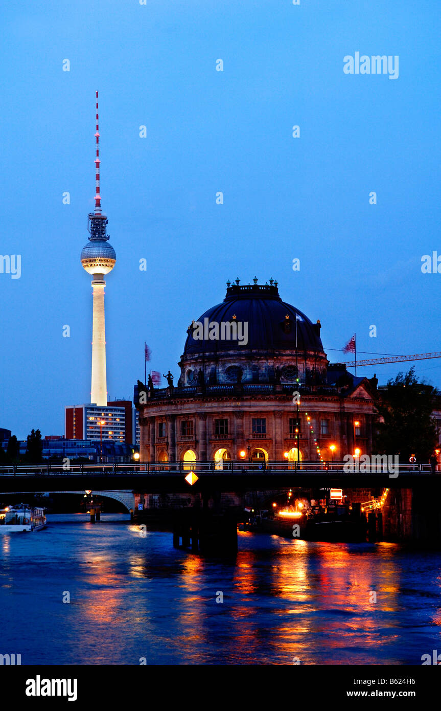 Bode-Museum en face de la tour de télévision mis en évidence par l'éclairage de nuit, Berlin, Germany, Europe Banque D'Images