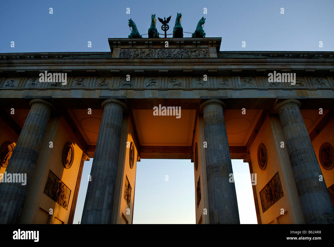 Vue détaillée de la porte de Brandebourg, quadriga en lumière du soir, Berlin, Germany, Europe Banque D'Images