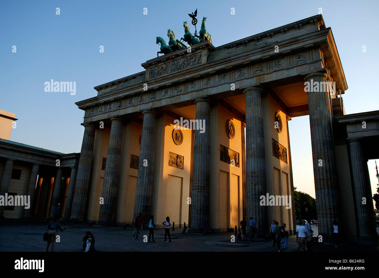 Vue détaillée de la porte de Brandebourg, quadriga en lumière du soir, Berlin, Germany, Europe Banque D'Images