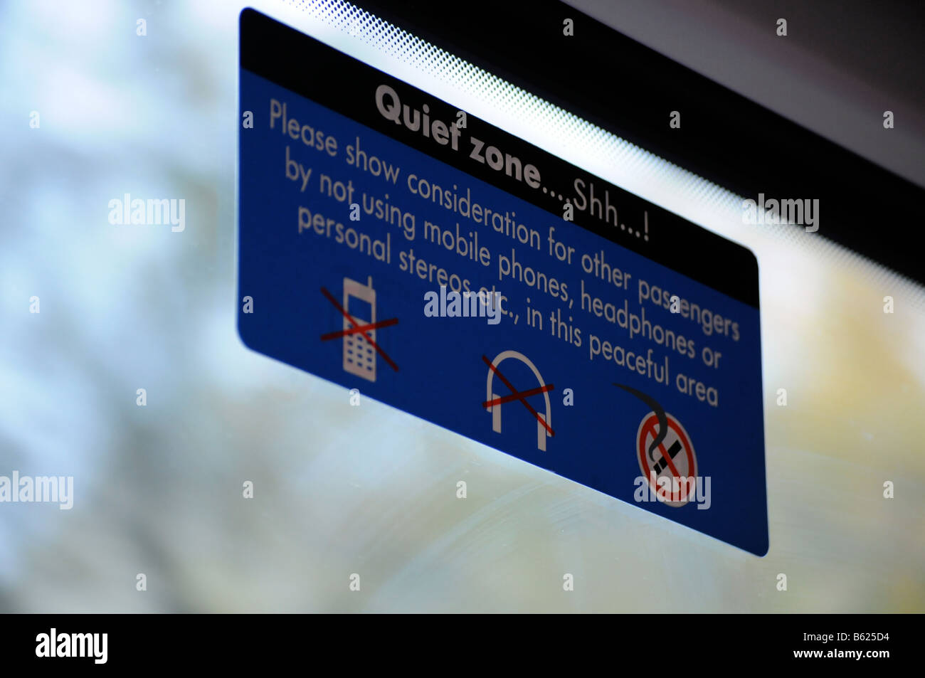 Image Photo d'une zone tranquille signe sur un train de passagers demandant de ne pas utiliser les téléphones mobiles, casques et ipods uk Banque D'Images