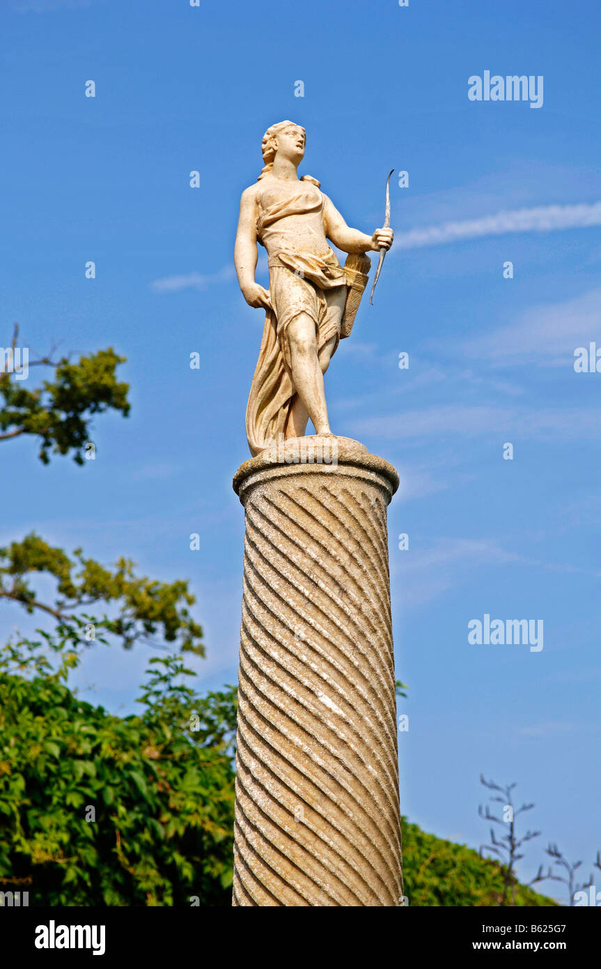 La figure sur une colonne dans les jardins du château, Hever, comté de Kent, Angleterre, Europe Banque D'Images